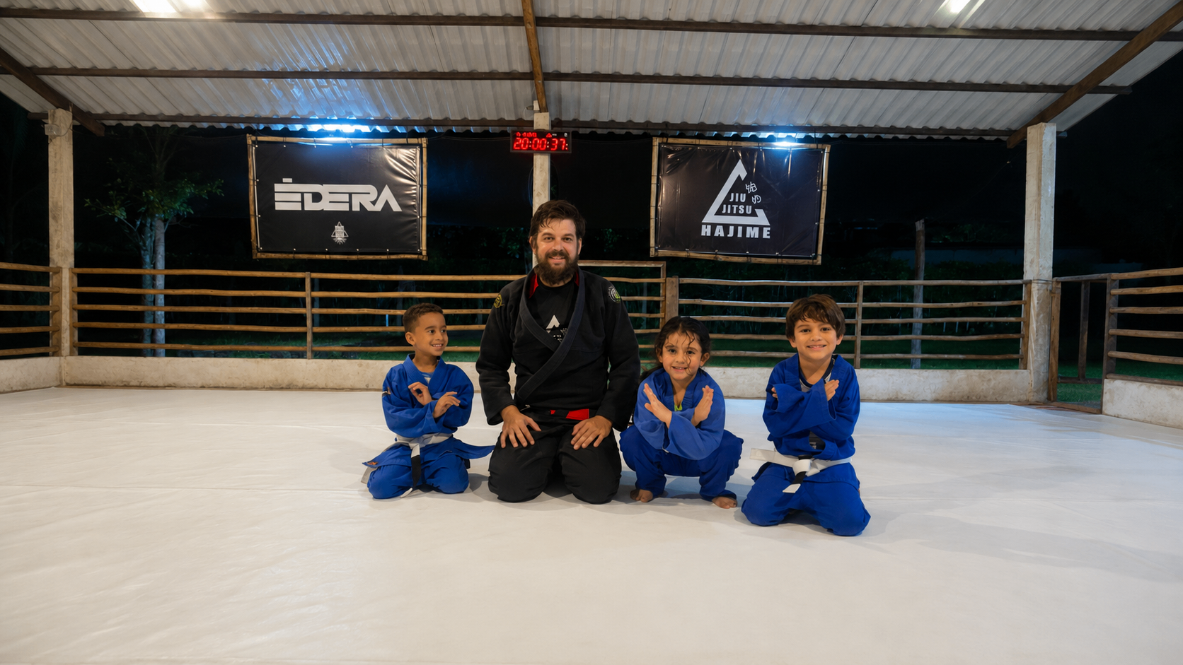 Turma infantil do CT Édera com professor e alunos